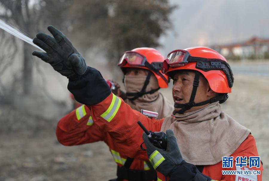 　　2月26日，西藏林芝市森林消防支队指战员开展消防演练。新华社发 （李国焘 摄）