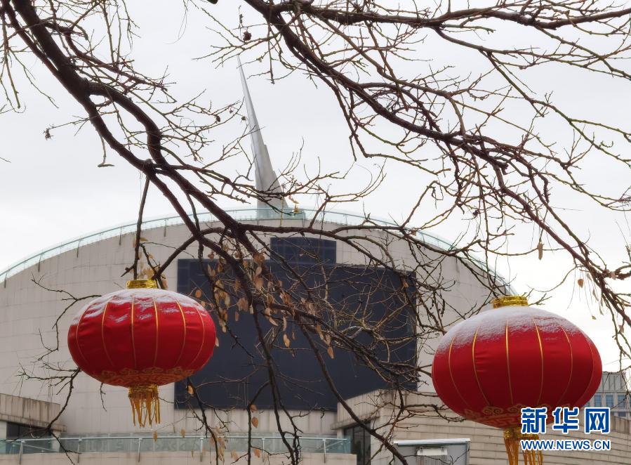 　　3月1日，在北京中华世纪坛附近，两只红灯笼顶部被积雪覆盖。　　当日，北京部分地区迎来降雪。新华社记者 罗晓光 摄