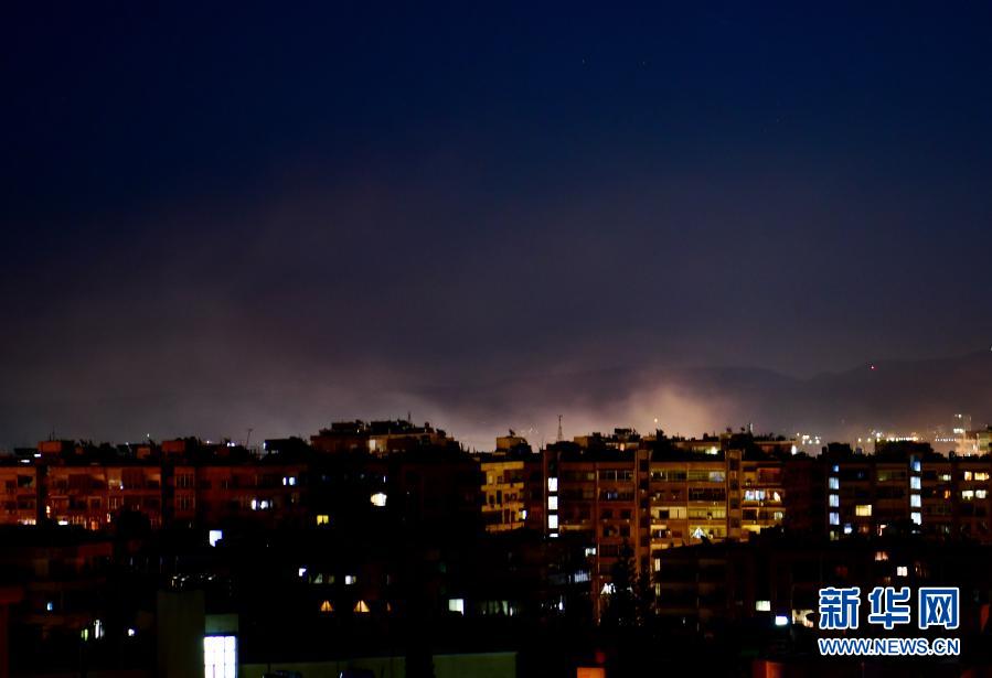 　　这是在叙利亚大马士革拍摄的远方一处被袭击地点升起浓烟（2月28日摄）。　　叙利亚军方28日说，以色列当晚对大马士革周边地区发动导弹袭击，叙防空系统击落了大部分导弹。　　新华社发（阿马尔·萨法尔贾拉尼摄）