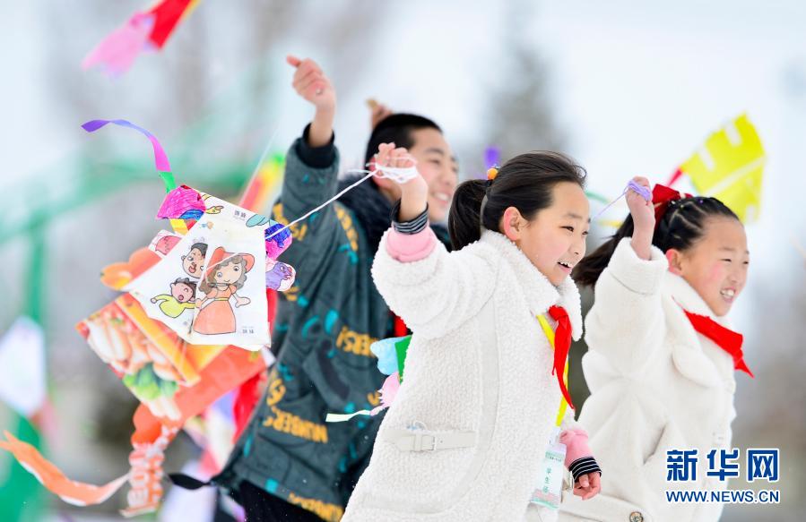 　　2月28日，呼和浩特市赛罕区黄合少镇第一中心校学生放飞风筝。　　当日，内蒙古自治区呼和浩特市赛罕区黄合少镇第一中心校举办“放飞纸鸢 童心逐梦”主题活动，师生踏着春雪，放飞寒假里自制的风筝，开启新学期。　　新华社发（王正 摄）