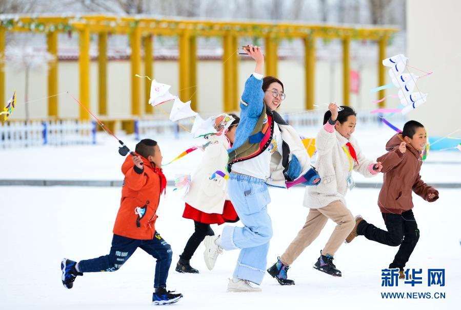 　　2月28日，呼和浩特市赛罕区黄合少镇第一中心校师生在放飞风筝。　　当日，内蒙古自治区呼和浩特市赛罕区黄合少镇第一中心校举办“放飞纸鸢 童心逐梦”主题活动，师生踏着春雪，放飞寒假里自制的风筝，开启新学期。　　新华社发（王正 摄）