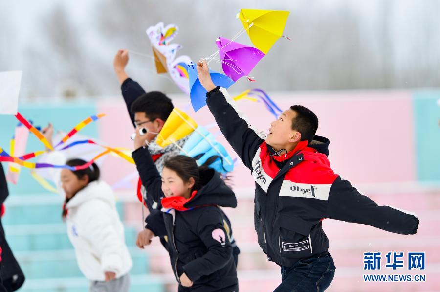 　　2月28日，呼和浩特市赛罕区黄合少镇第一中心校学生放飞风筝。　　当日，内蒙古自治区呼和浩特市赛罕区黄合少镇第一中心校举办“放飞纸鸢 童心逐梦”主题活动，师生踏着春雪，放飞寒假里自制的风筝，开启新学期。　　新华社发（王正 摄）