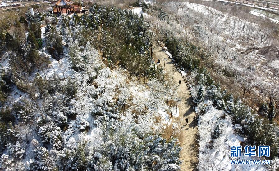 　　3月1日拍摄的天津市南翠屏公园内的雪景（无人机照片）。　　2月28日至3月1日凌晨，天津市全市范围内出现雨雪天气。　　新华社记者 赵子硕 摄