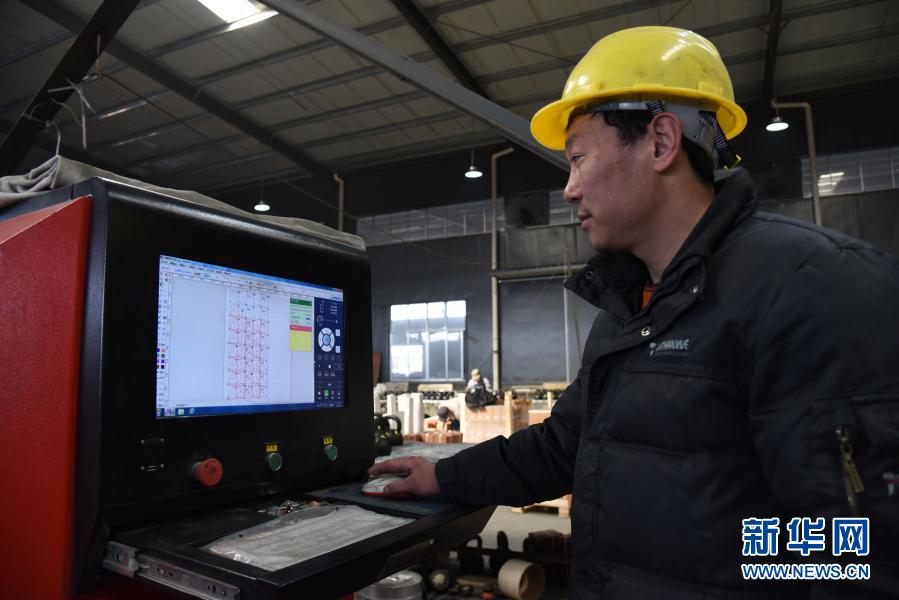 　　3月2日，山东省五莲县一家运动用品厂的工人在健身器材生产线上工作。新华社记者王凯摄