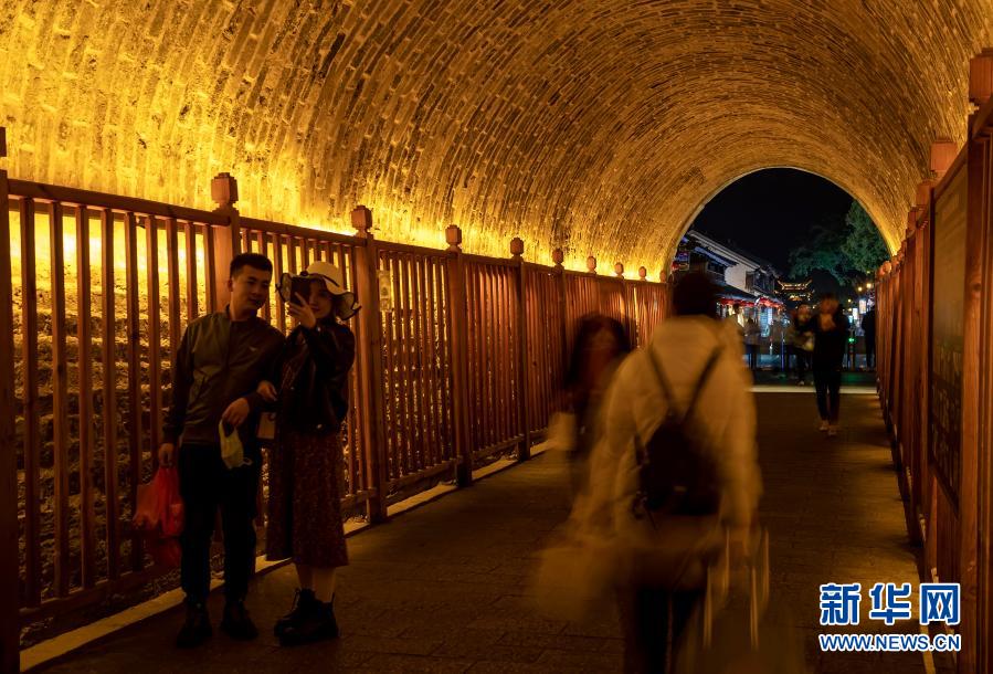 　　3月3日，游客在大理古城内游览。　　夜幕下的大理古城灯火璀璨，舒适的气候、美丽的景色和独特的建筑风貌等吸引各地游客汇集于此感受古城魅力。　　新华社记者 陈欣波 摄