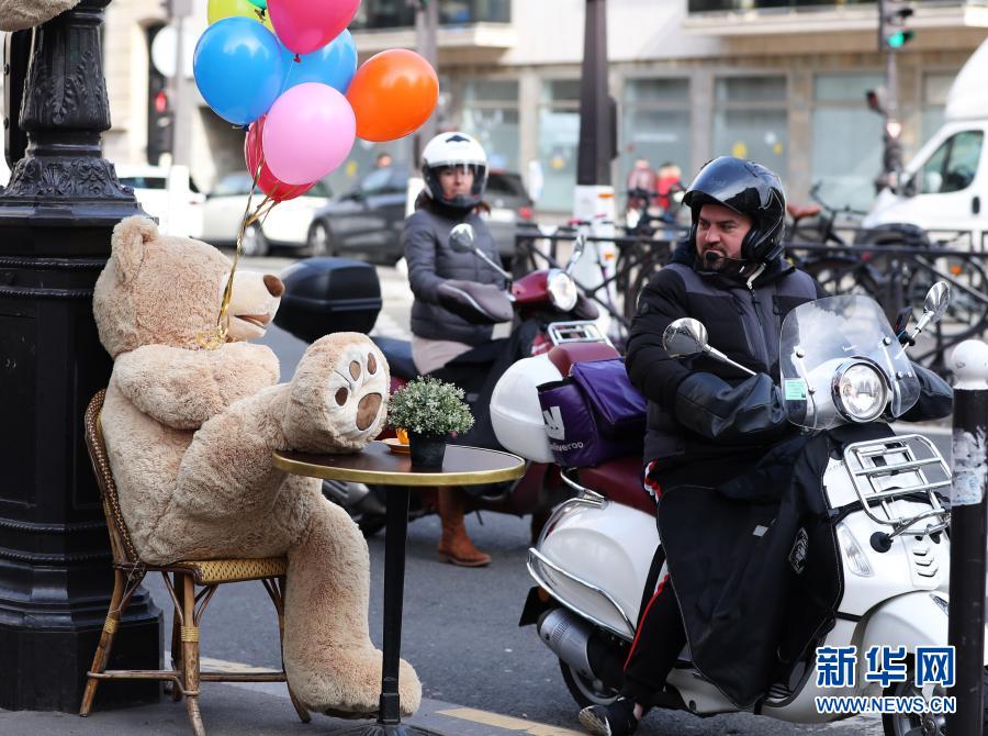 　　3月3日，一名男子骑摩托车经过法国巴黎街头一家餐馆外的玩具熊。　　3日，法国巴黎街头一家提供外带服务的餐馆被玩具熊“占领”，他们摸高爬低、四仰八叉“享受”阳光和美酒，引得路人驻足观看。受新冠肺炎疫情影响，法国餐馆、酒吧等场所自去年10月30日起一直关闭至今，不少餐馆推出外带服务。　　新华社记者 高静 摄