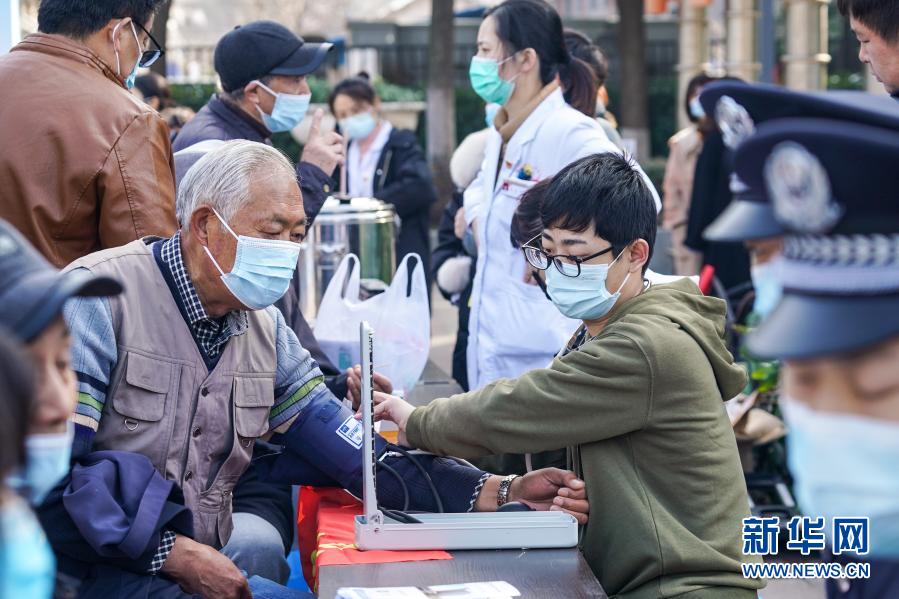 　　3月4日，江苏省第二中医院的志愿者在为社区居民测量血压。　　当日，“青春建功新时代·七彩志愿建邺行”学雷锋主题月活动在南京市建邺区莫愁湖街道水西门社区广场举行，来自建邺区文明办、南京建邺公安分局和江苏省第二中医院等单位的志愿者们开展多种形式的志愿服务活动，以实际行动传承雷锋精神。　　新华社记者 李博 摄