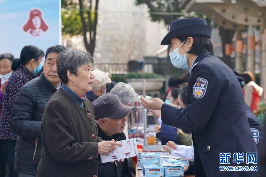 　　3月4日，南京建邺公安分局的民警在活动现场讲解防电信诈骗知识。　　当日，“青春建功新时代·七彩志愿建邺行”学雷锋主题月活动在南京市建邺区莫愁湖街道水西门社区广场举行，来自建邺区文明办、南京建邺公安分局和江苏省第二中医院等单位的志愿者们开展多种形式的志愿服务活动，以实际行动传承雷锋精神。　　新华社记者 李博 摄