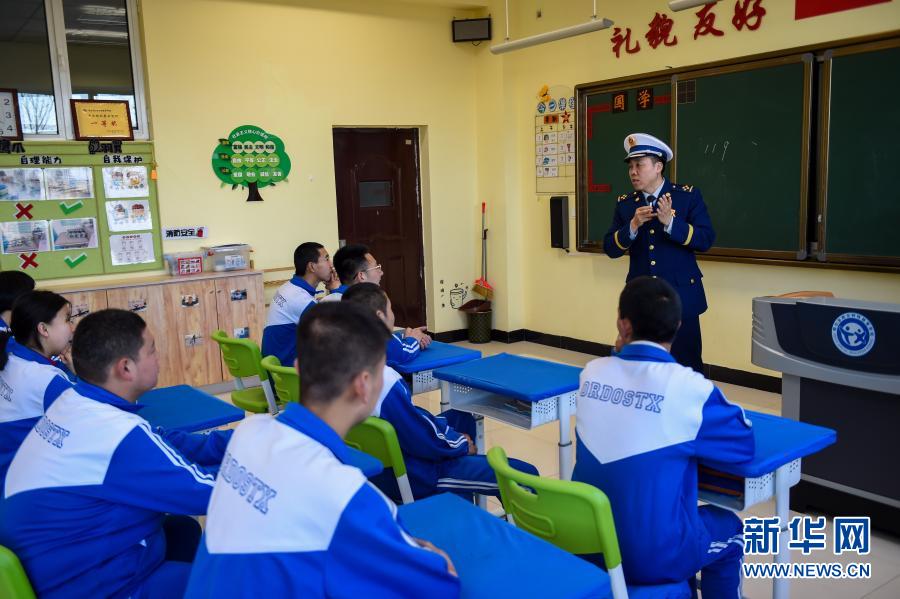 　　3月4日，消防员指导鄂尔多斯市特殊教育学校学生使用高压水枪。　　当日，内蒙古鄂尔多斯市消防救援支队走进鄂尔多斯市特殊教育学校，通过开展消防安全演练、宣讲消防安全知识、学习灭火技能等方式，增强特教孩子在火灾中的自救互救及逃生能力。　　新华社记者 彭源 摄