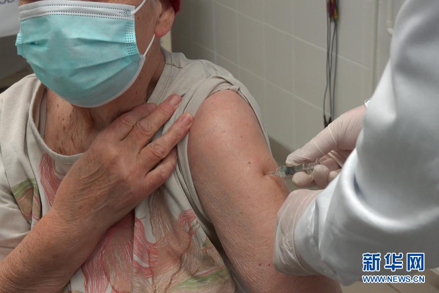 3月5日，医务人员在匈牙利首都布达佩斯为市民接种中国国药集团生产的新冠疫苗。中国出口匈牙利的首批新冠疫苗于2月16日运抵布达佩斯。新华社发（弗尔季·奥蒂洛 摄）