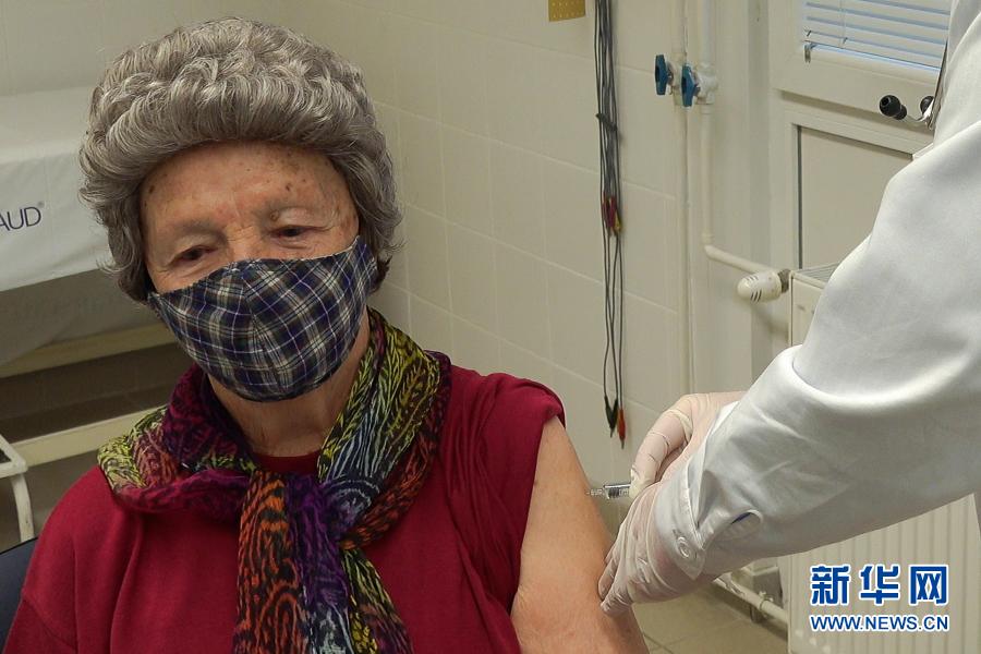3月5日，医务人员在匈牙利首都布达佩斯为市民接种中国国药集团生产的新冠疫苗。中国出口匈牙利的首批新冠疫苗于2月16日运抵布达佩斯。新华社发（弗尔季·奥蒂洛 摄）