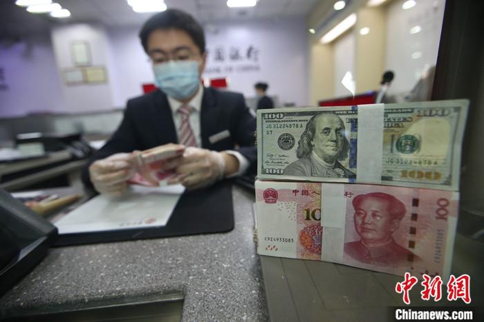 资料图：一银行工作人员在清点货币。<a target='_blank' href='http://www.chinanews.com/'>中新社</a>记者 张云 摄