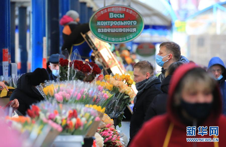 3月6日，一名女子在白俄罗斯首都明斯克展示刚刚选购的鲜花。当日，明斯克不少市民前往市场购买各类鲜花，迎接即将到来的“三八”国际劳动妇女节。　新华社发（任科夫摄）