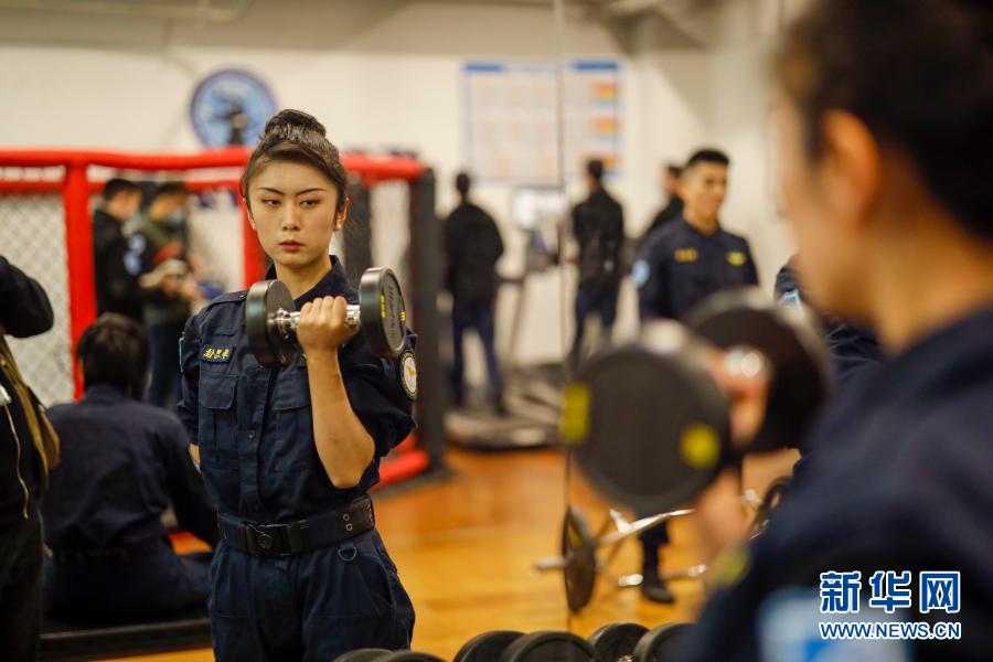　　3月5日，华夏航空的女子航空安全员李思佳在训练室内进行力量练习。　　在我们乘坐的民用客机上，有这么一群人，他们承担着飞机上的安全保卫工作，他们就是航空安全员，也被人们亲切地称为“蓝天卫士”。　　华夏航空有一支女子航空安全员班组名为“兰赟班组”，寓意“蓝天上文武双全的花木兰”。兰赟班组共有5人，平均年龄26岁，这群姑娘有着不服输的韧劲，与男队员同战同训，不拖后腿不掉链子。不仅如此，她们细致、周到、耐心、温和的性格品质，在处理一些特殊安全事件时独具优势。她们用实际行动，履行着“蓝天卫士”的职责，守护着旅客的出行安全。　　新华社记者 刘潺 摄