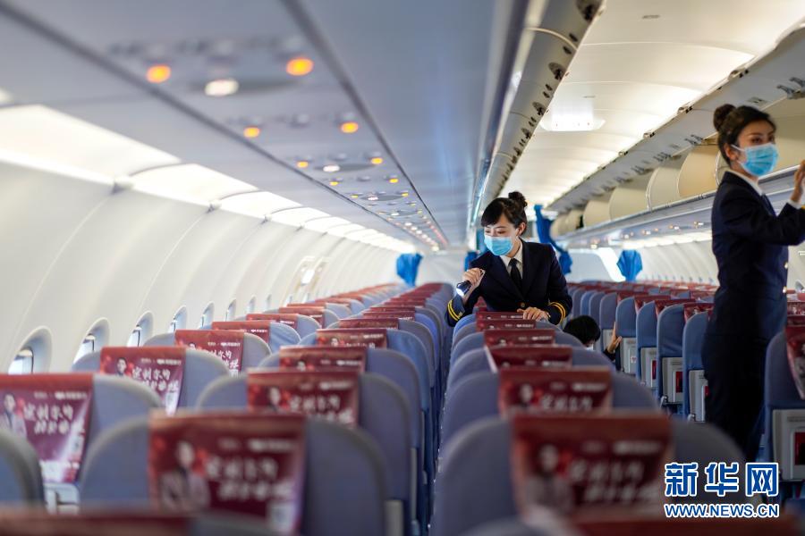 　　2月25日，华夏航空女子航空安全员在客机机舱内进行安全检查。　　在我们乘坐的民用客机上，有这么一群人，他们承担着飞机上的安全保卫工作，他们就是航空安全员，也被人们亲切地称为“蓝天卫士”。　　华夏航空有一支女子航空安全员班组名为“兰赟班组”，寓意“蓝天上文武双全的花木兰”。兰赟班组共有5人，平均年龄26岁，这群姑娘有着不服输的韧劲，与男队员同战同训，不拖后腿不掉链子。不仅如此，她们细致、周到、耐心、温和的性格品质，在处理一些特殊安全事件时独具优势。她们用实际行动，履行着“蓝天卫士”的职责，守护着旅客的出行安全。　　新华社记者 刘潺 摄