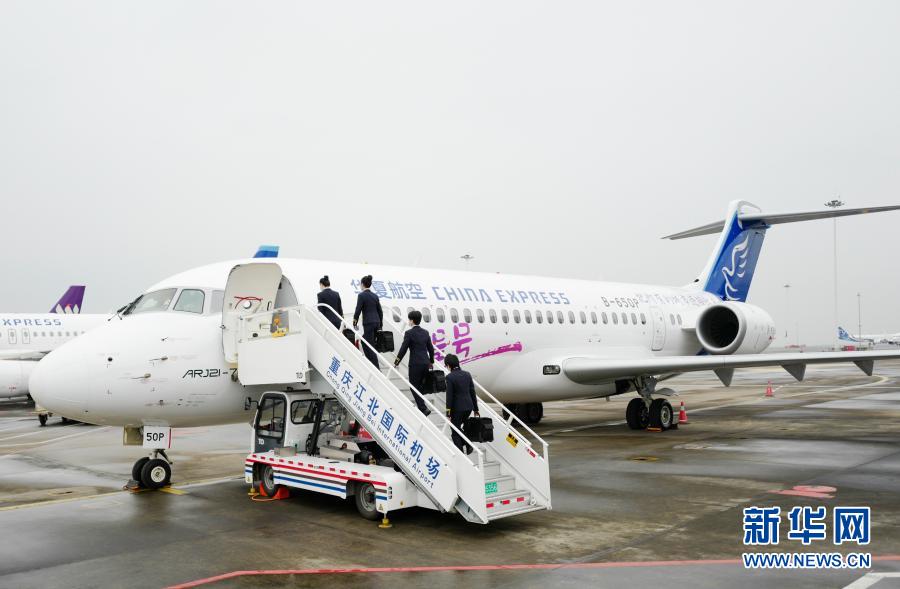 　　2月25日，华夏航空的女子航空安全员登上客机，准备进行航班起飞前的航空安全检查。　　在我们乘坐的民用客机上，有这么一群人，他们承担着飞机上的安全保卫工作，他们就是航空安全员，也被人们亲切地称为“蓝天卫士”。　　华夏航空有一支女子航空安全员班组名为“兰赟班组”，寓意“蓝天上文武双全的花木兰”。兰赟班组共有5人，平均年龄26岁，这群姑娘有着不服输的韧劲，与男队员同战同训，不拖后腿不掉链子。不仅如此，她们细致、周到、耐心、温和的性格品质，在处理一些特殊安全事件时独具优势。她们用实际行动，履行着“蓝天卫士”的职责，守护着旅客的出行安全。　　新华社记者 刘潺 摄
