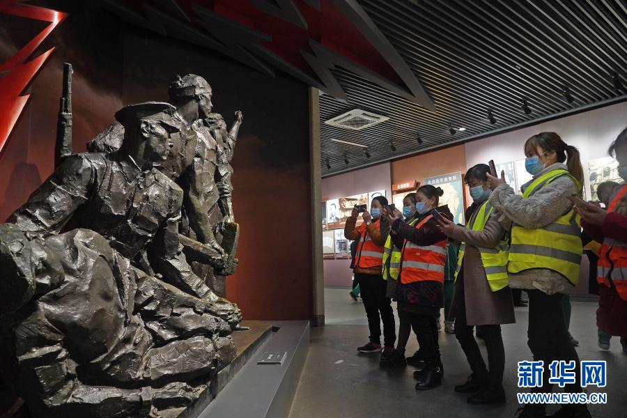 　　3月7日，建筑女工们在南昌八一起义纪念馆参观。新华社记者 万象 摄