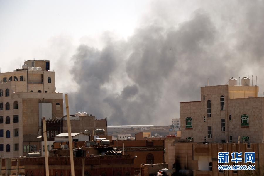 　　3月7日，也门首都萨那城区上空升起黑烟。　　沙特阿拉伯主导的多国联军7日空袭了胡塞武装位于也门首都萨那中心城区的一座军营，至少造成3人受伤。新华社发（穆罕默德摄）