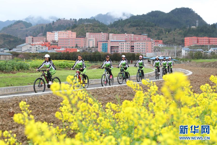 　　3月8日，自行车骑行爱好者在贵州省遵义市余庆县观光园内骑行健身。　　初春时节，各地鲜花渐次开放，吸引人们来到户外踏青赏花。　　新华社发（穆明飞 摄）