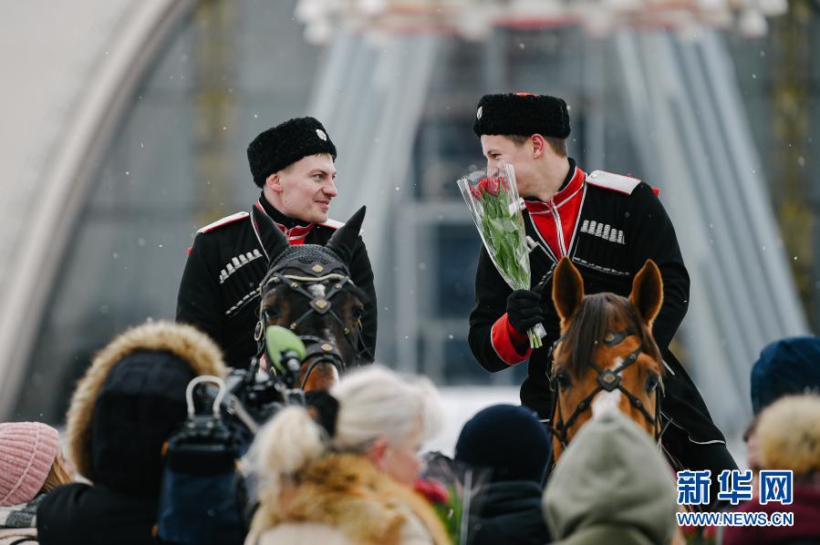 　　3月8日，骑手在俄罗斯首都莫斯科准备向参观者赠送鲜花。新华社发（叶甫盖尼·西尼岑摄）
