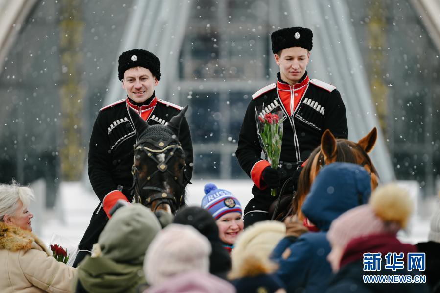 　　3月8日，骑手在俄罗斯首都莫斯科准备向参观者赠送鲜花。新华社发（叶甫盖尼·西尼岑摄）
