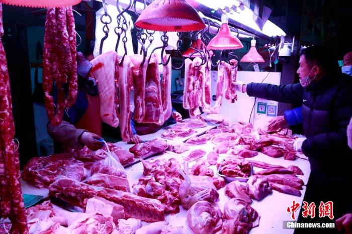 资料图:顾客在选购猪肉。 汤彦俊 摄 资料图:顾客在选购猪肉。 汤彦俊 摄