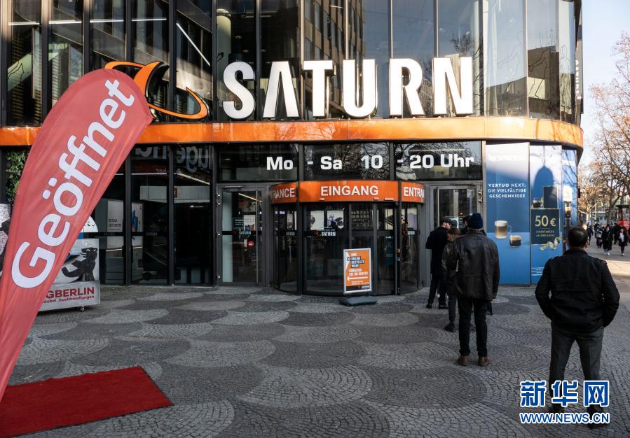 　　3月9日，人们在德国首都柏林排队等候进入一家商店。　　柏林部分非必需日用品零售商店在遵守防疫规定、限制客流等条件下恢复营业。新华社发（斯特凡·蔡茨摄）