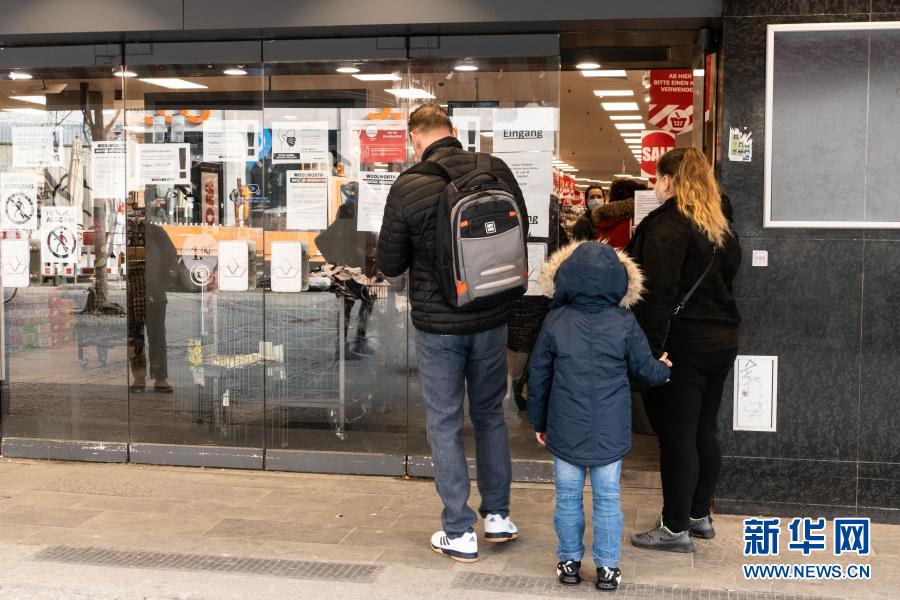 　　3月9日，人们在德国首都柏林等候进入一家商店。　　柏林部分非必需日用品零售商店在遵守防疫规定、限制客流等条件下恢复营业。新华社发（斯特凡·蔡茨摄）