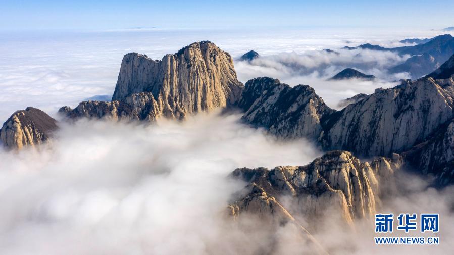 　　3月9日拍摄的华山云海景观（无人机照片）。新华社记者陶明摄