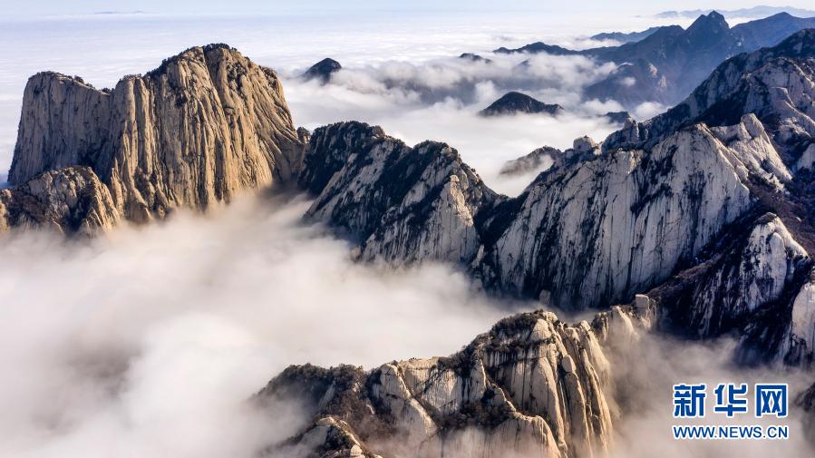 　　3月9日拍摄的华山云海景观（无人机照片）。新华社记者陶明摄