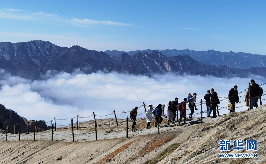　　3月9日，游人在华山西峰游览。新华社记者陶明摄