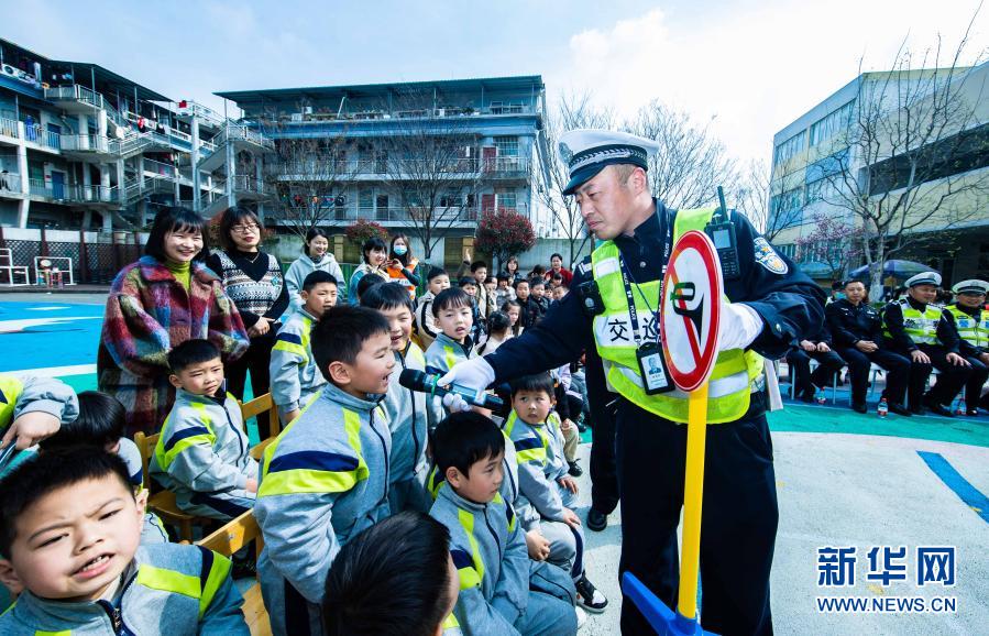 　　3月10日，孩子们参加交通安全知识问答。　　当日，在浙江省湖州市织里镇晟舍幼儿园，织里镇公安分局交巡警大队启动“共享头盔进校园”活动。织里镇中小学校门口将陆续设立安全头盔共享点，内设大小头盔，家长登记后可免费取用头盔，归还后由学校负责清洁和消毒。活动旨在深入推进全镇电动车专项整治行动，普及交通安全法规，提高家长和学生们的交通安全意识。　　新华社记者 徐昱 摄