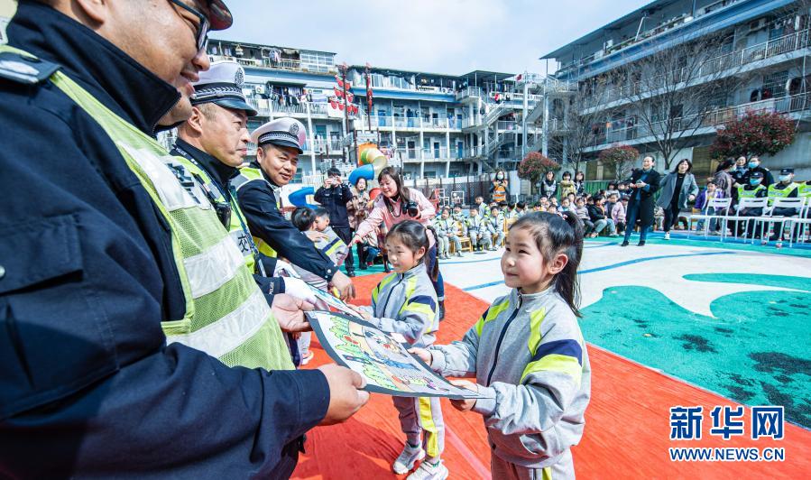 　　3月10日，小朋友向交警赠送交通安全图画作品。　　当日，在浙江省湖州市织里镇晟舍幼儿园，织里镇公安分局交巡警大队启动“共享头盔进校园”活动。织里镇中小学校门口将陆续设立安全头盔共享点，内设大小头盔，家长登记后可免费取用头盔，归还后由学校负责清洁和消毒。活动旨在深入推进全镇电动车专项整治行动，普及交通安全法规，提高家长和学生们的交通安全意识。　　新华社记者 徐昱 摄