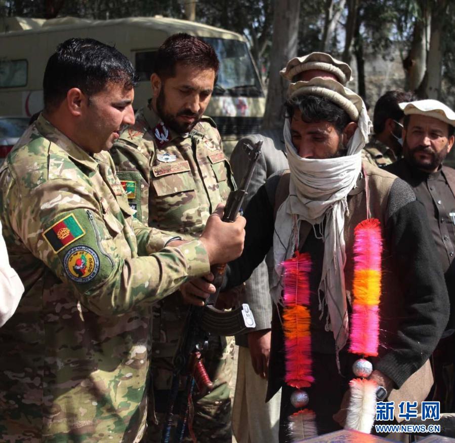 　　3月10日，一名武装分子在阿富汗库纳尔省阿萨达巴德参加投降仪式时交出武器。　　阿富汗库纳尔省省长称，当日有20名塔利班武装分子和5名“伊斯兰国”武装分子向政府投降。　　新华社发（埃姆兰·瓦克 摄）