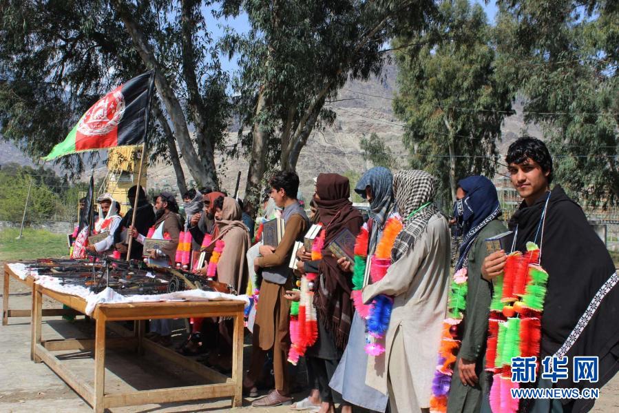 　　3月10日，武装分子在阿富汗库纳尔省阿萨达巴德参加投降仪式。　　阿富汗库纳尔省省长称，当日有20名塔利班武装分子和5名“伊斯兰国”武装分子向政府投降。　　新华社发（埃姆兰·瓦克 摄）