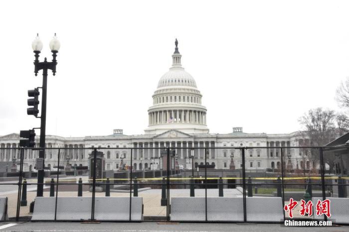 当地时间1月8日,美国国会大厦四周设置约2米高的黑色铁栅栏,国民警卫队也在周边巡逻,以加强安保。<a target='_blank' href='http://www.chinanews.com/'>中新社</a>记者 沙晗汀 摄 点击进入下一页
