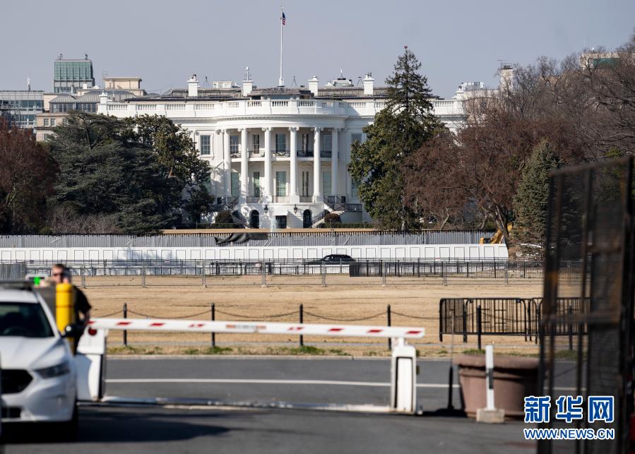 　　这是3月11日在美国首都华盛顿拍摄的白宫。　　美国总统拜登11日在白宫签署了1.9万亿美元的经济救助计划。　　新华社记者 刘杰 摄