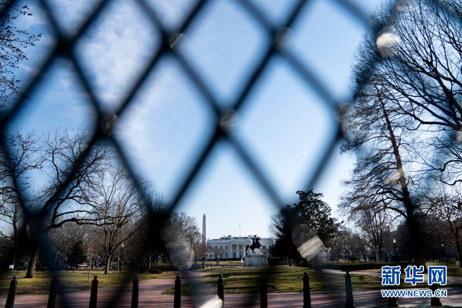 　　这是3月11日在美国首都华盛顿拍摄的白宫。　　美国总统拜登11日在白宫签署了1.9万亿美元的经济救助计划。　　新华社记者 刘杰 摄