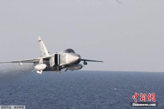 据外媒4月13日报道,美国军方称,两架俄罗斯战斗机在波罗的海上空飞临美国导弹驱逐舰时,进行了“模拟攻击”。该官员称,俄罗斯的苏-24战斗机11次飞过战舰所在海域附近,并多次抵近美军舰,这打破了水面上的平静。而一架俄罗斯卡-27“蜗牛”(Helix)直升机也环绕美海军“唐纳德·库克号” 飞行多达7次,并进行了拍照。据报告称,俄罗斯战机曾距离美国战舰仅仅9米,在战舰旁边激起水波。 点击进入下一页