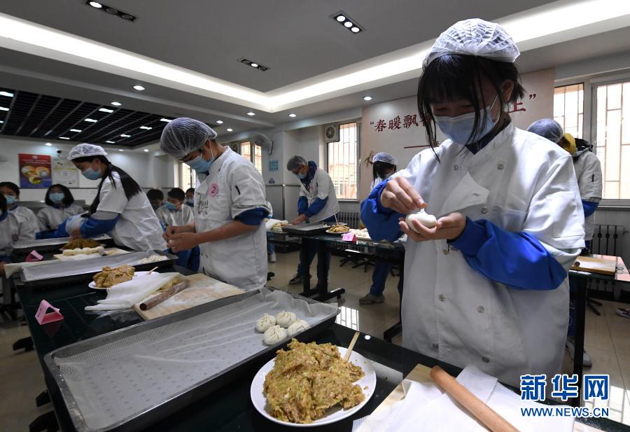 3月12日，天津中学学生在厨艺比赛中。当日，天津中学举办劳动技能大赛，学生们通过厨艺展示、刺绣制作、废物再造等形式，比拼劳动技能，体验劳动的乐趣。新华社记者 赵子硕 摄