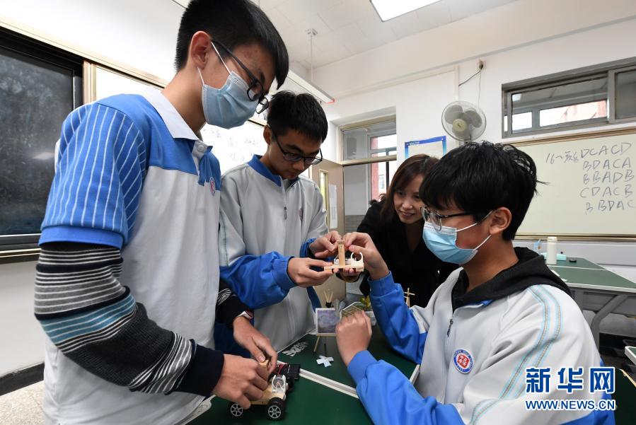 3月12日，天津中学学生在老师指导下利用废物进行手工制作。新华社记者 赵子硕 摄
