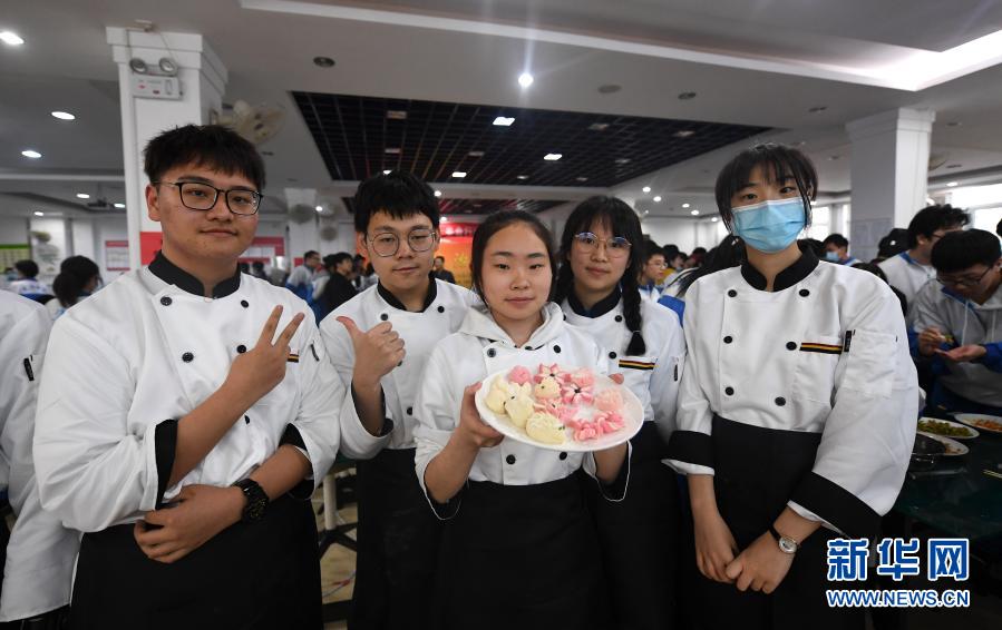3月12日，天津中学学生在展示厨艺比赛中制作的面食。新华社记者 赵子硕 摄