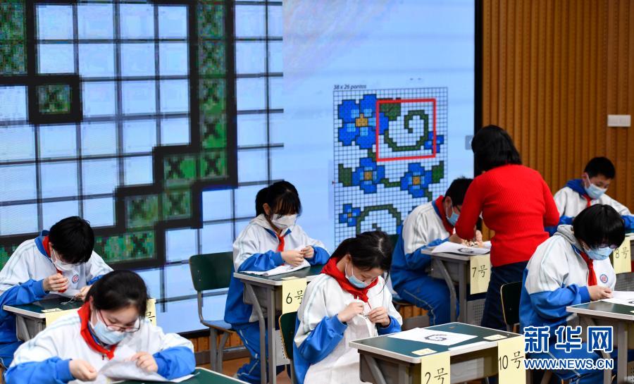 3月12日，天津中学学生在刺绣制作比赛中。新华社记者 赵子硕 摄