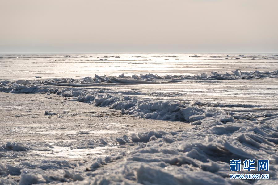 　　3月13日拍摄的封冻的兴凯湖。　　近日，中俄界湖兴凯湖仍旧封冻，辽阔的冰面景色壮美。　　新华社记者 谢剑飞 摄