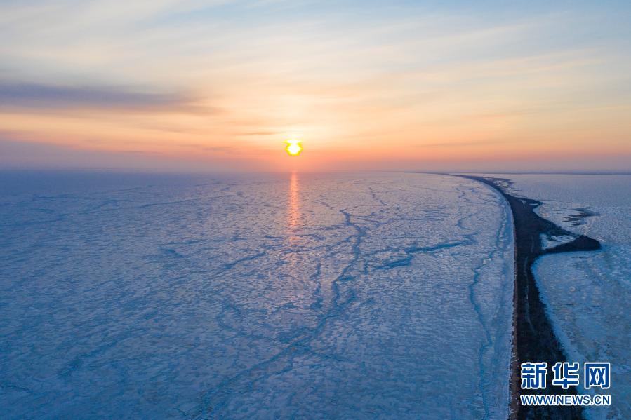 　　3月13日拍摄的夕阳下的兴凯湖（无人机照片）。　　近日，中俄界湖兴凯湖仍旧封冻，辽阔的冰面景色壮美。　　新华社记者 谢剑飞 摄