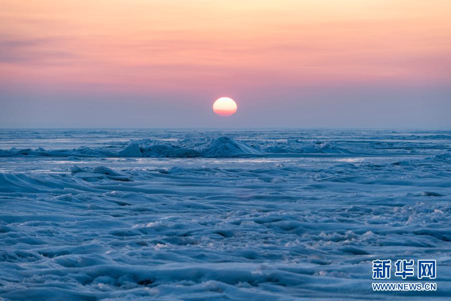 　　3月13日拍摄的日落时分的兴凯湖。　　近日，中俄界湖兴凯湖仍旧封冻，辽阔的冰面景色壮美。　　新华社记者 谢剑飞 摄