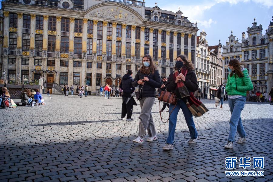 　　3月13日，人们在比利时布鲁塞尔大广场游览。比利时国家公共卫生研究所13日发布的新冠疫情数据显示，该国累计确诊病例超过80万例，达801723例。新华社记者 张铖 摄