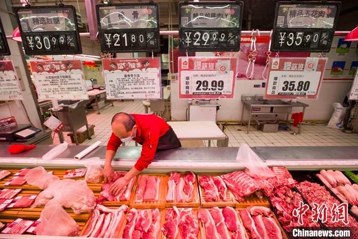 资料图：一超市内，工作人员在整理待售猪肉。<a target='_blank' href='http://www.chinanews.com/'>中新社</a>记者 张云 摄