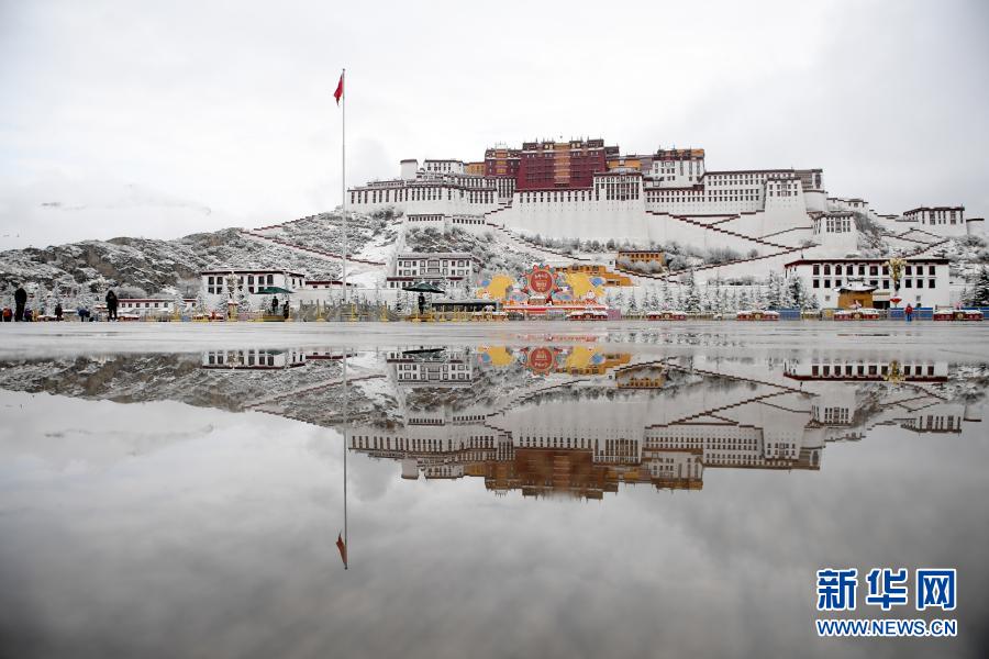 　　3月14日拍摄的雪中布达拉宫。　　当日，西藏自治区拉萨市迎来一场降雪。　　新华社记者 孙瑞博 摄