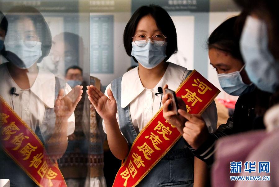 　　郭默涵在河南博物院为观众讲解（3月13日摄）。　　这是一个关于不同年龄段爱心人士的故事。69岁的姚淑英、39岁的李志鹏、15岁的郭默涵，毫不相干的三个人，因为一个共同的事业维系在一起——志愿服务。穿上红马甲，她是火车站外答疑解惑，提供帮助的“银发雷锋”；穿上队服，他是社区消杀，义务救援的“全能侠”；戴上绶带，她是博物院里娓娓讲解的“万事通”。他们，是这座城市里普通的志愿者：用行动传递着真情，用奉献书写着大爱，用友善温暖着一座城。　　在河南博物院的国宝特展展厅里，经常能看到郭默涵为参观者讲述着国宝背后的故事。热爱历史、喜欢考古、善于表达的郭默涵是河南博物院里有名的讲解小明星，从2016年起，利用周末课余时间，将博物院培训中学到的知识讲给来自全国各地的观众，使她感受到志愿服务的意义和乐趣，“未来大学的专业我想学考古，把热爱和理想结合在一起，用更专业的知识为公众做志愿服务，架起博物馆和观众之间的桥梁。”郭默涵说。　　新华社记者李安摄